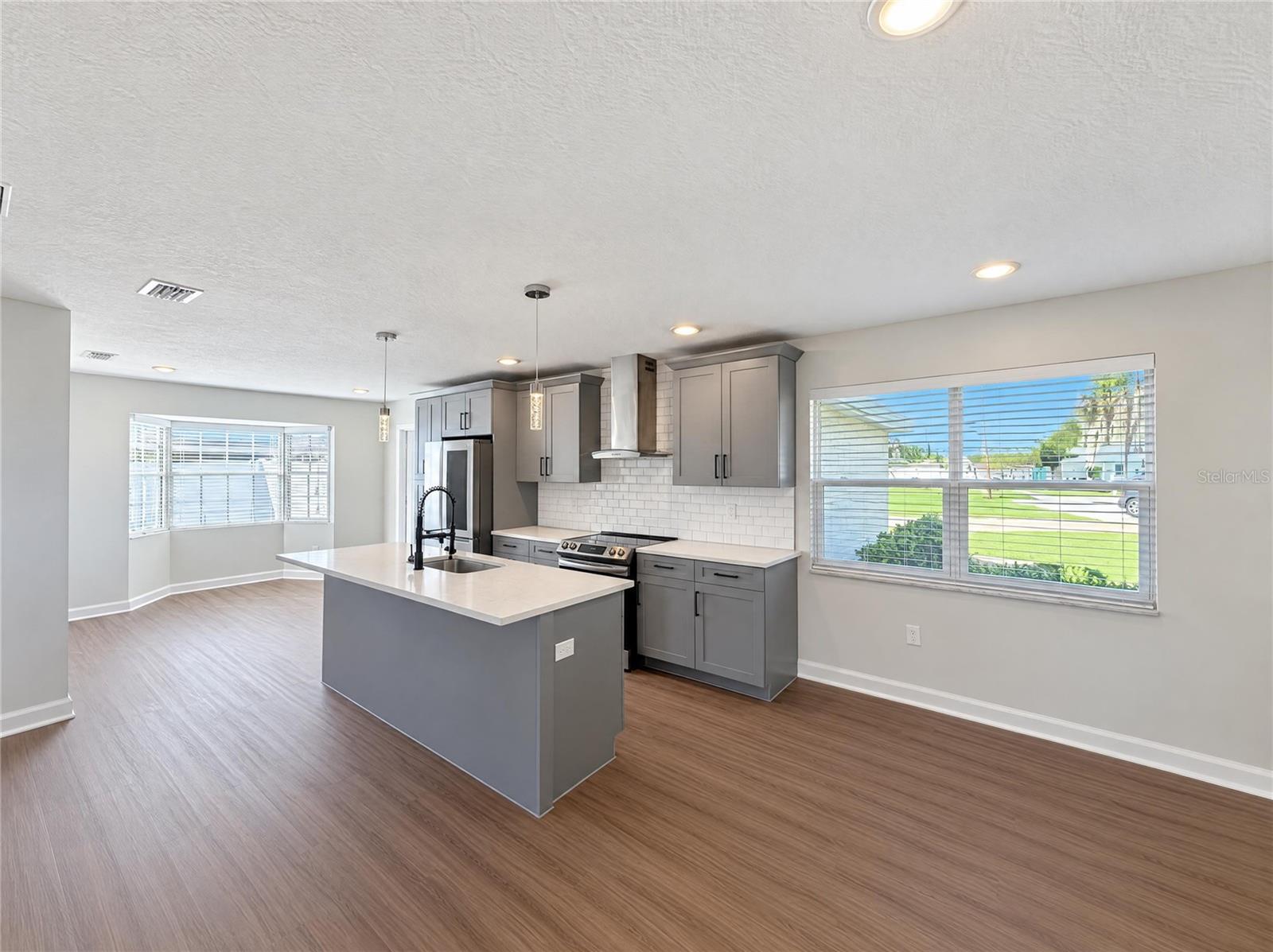 Listing photo 2 for 2160 De Las Flores Ave