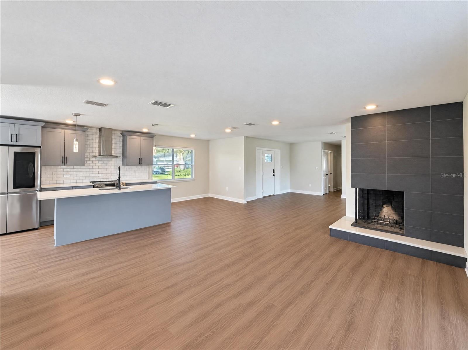 Listing photo 3 for 2160 De Las Flores Ave