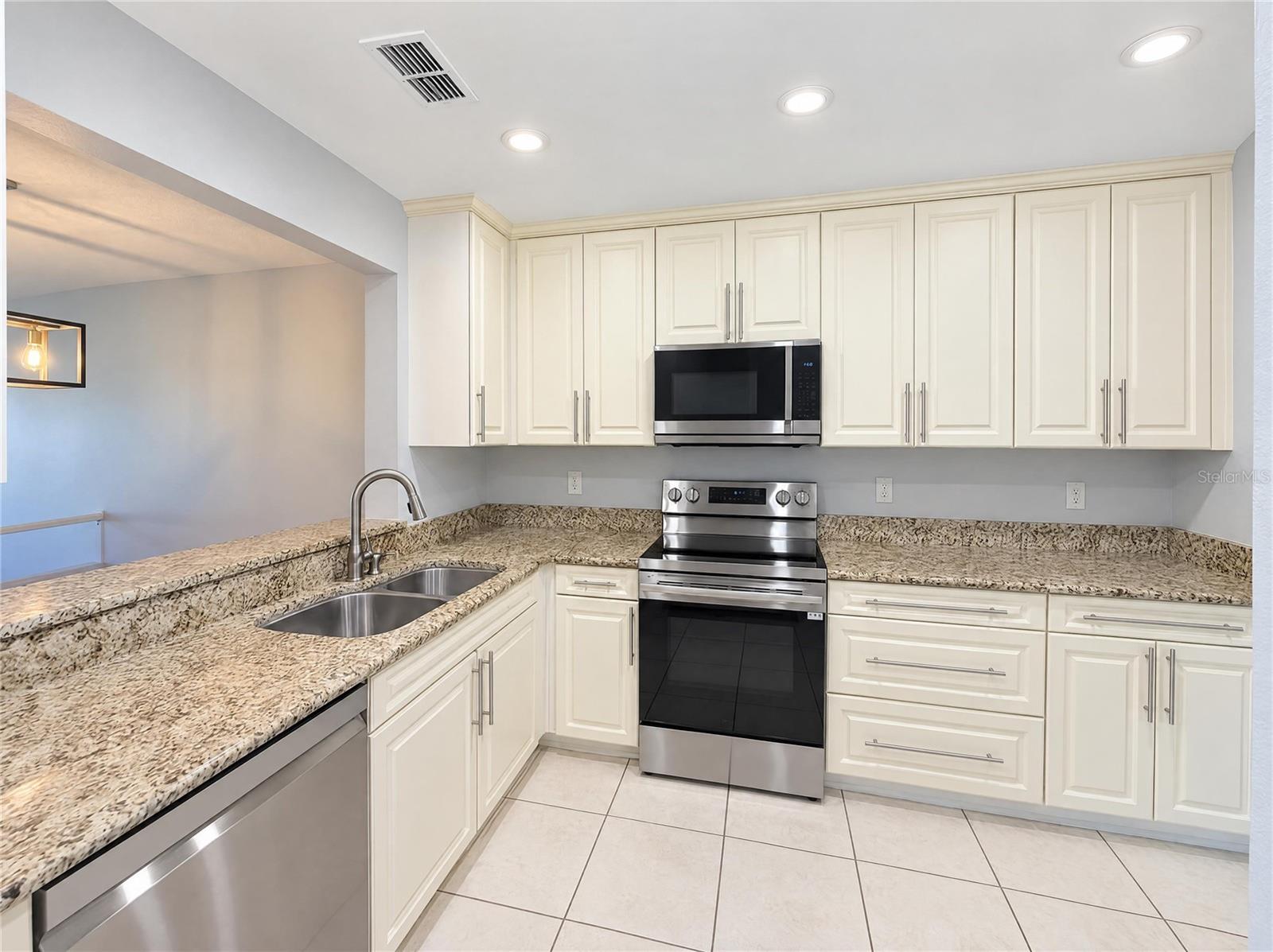 Listing photo 2 for 638 Maple Oak Cir #112