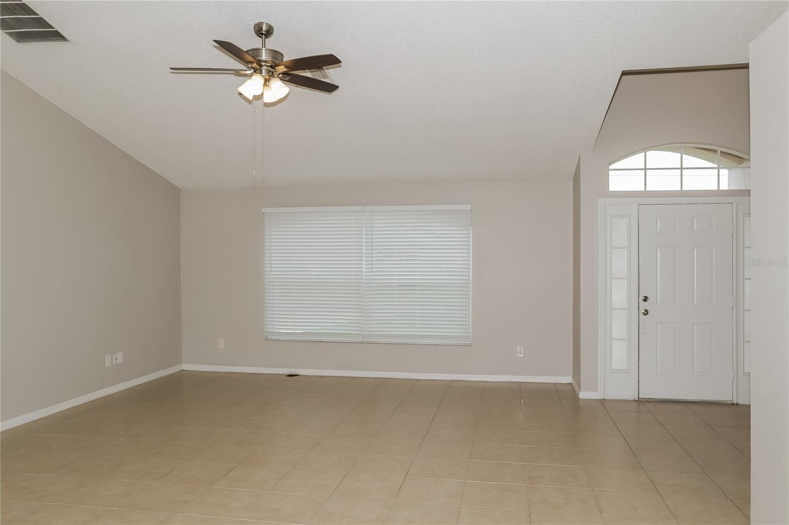 Listing photo 2 for 727 Del Rio Way