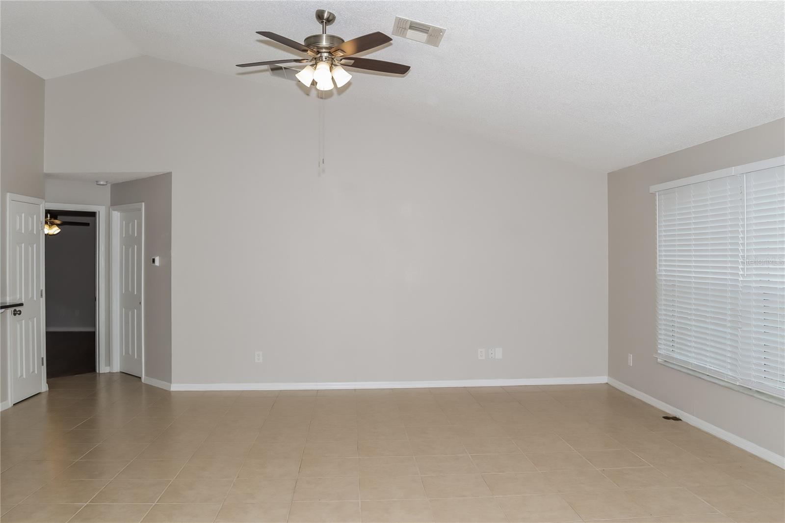 Listing photo 3 for 727 Del Rio Way