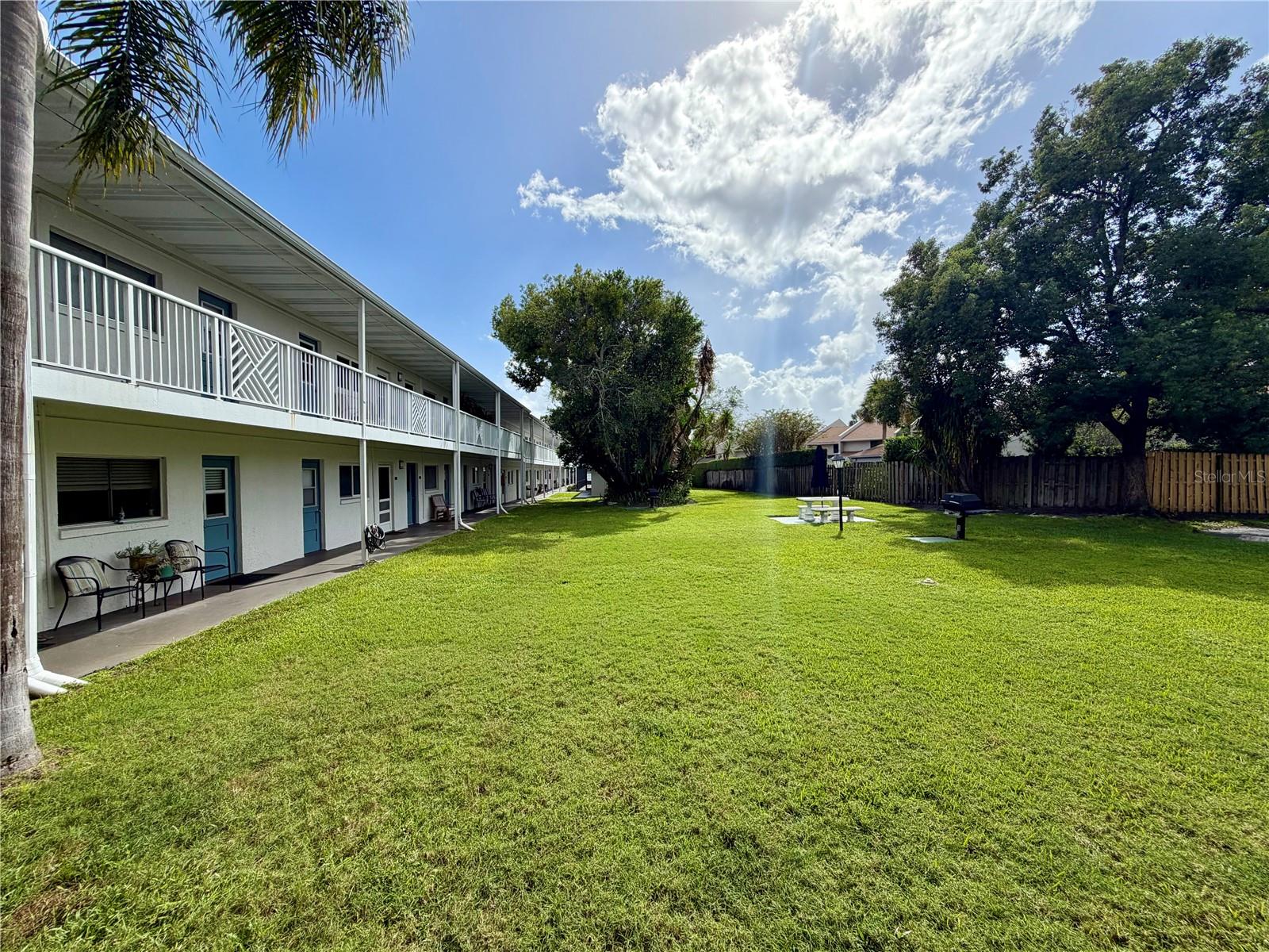 Listing photo 2 for 320 Lakeview St #208
