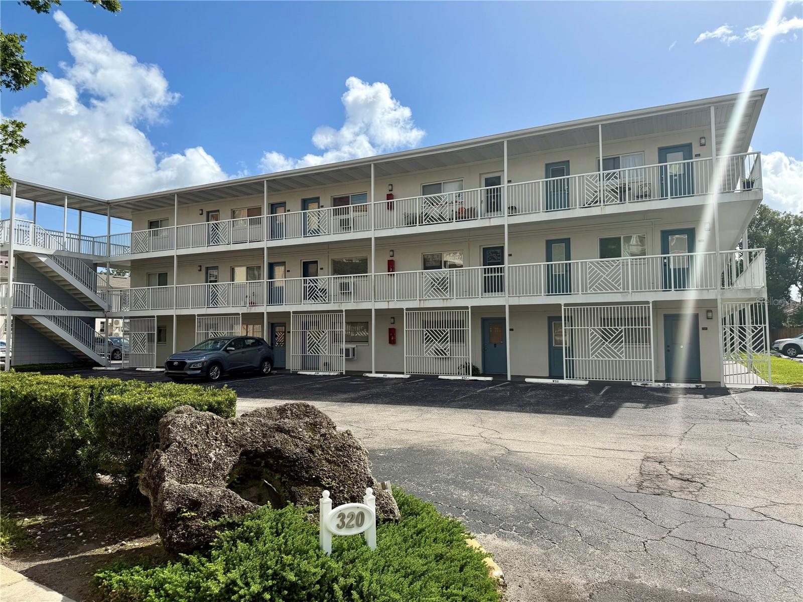 Listing photo 1 for 320 Lakeview St #208