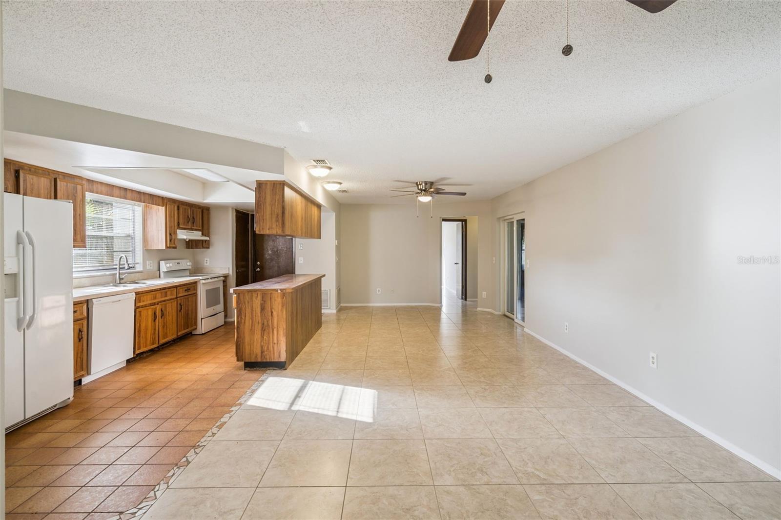 Listing photo 3 for 1830 Gladiolas Dr