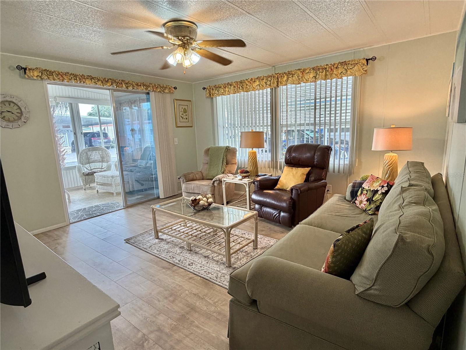 Listing photo 2 for 109 Camellia Trl