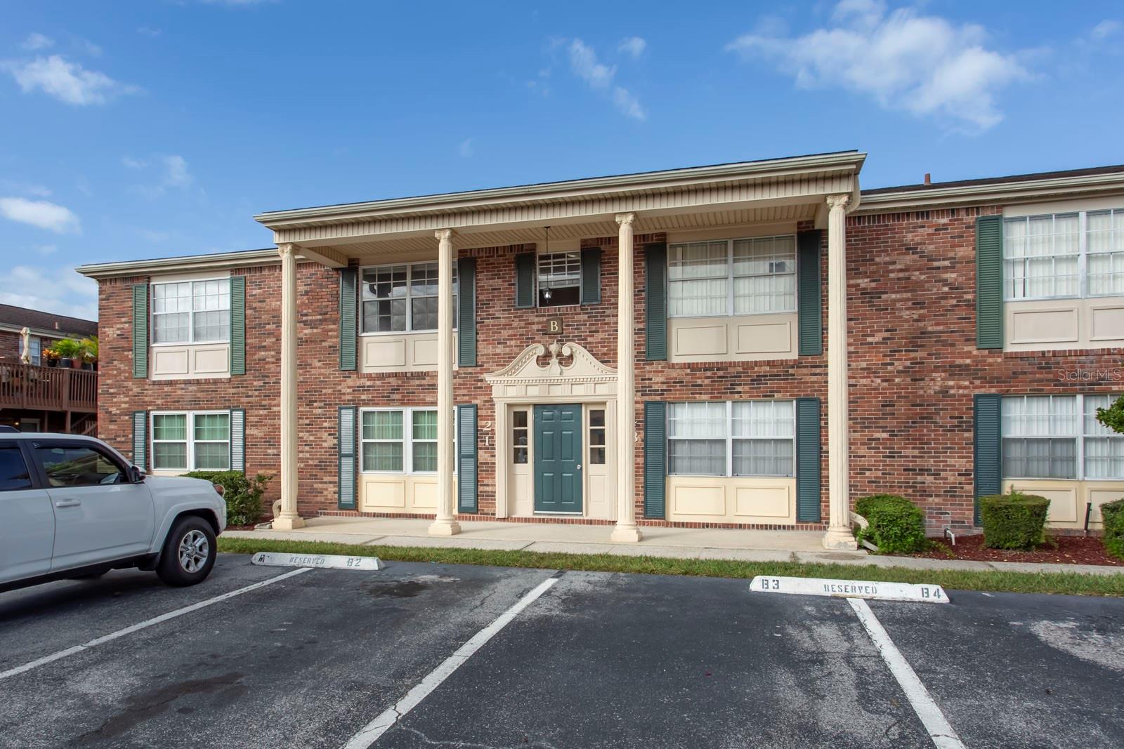 Listing photo 2 for 1920 E Edgewood Dr #b2