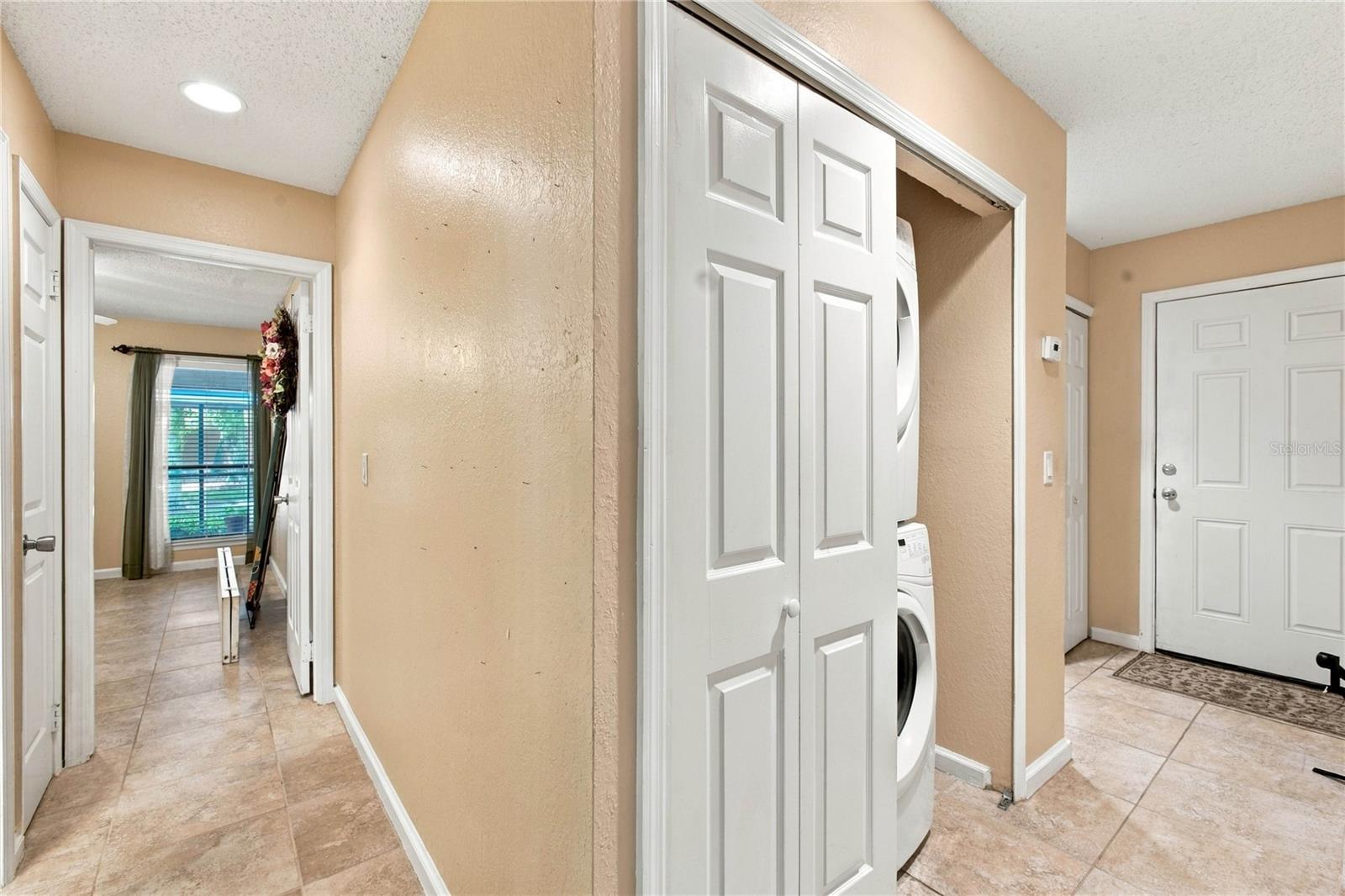 Listing photo 3 for 940 Douglas Ave #146