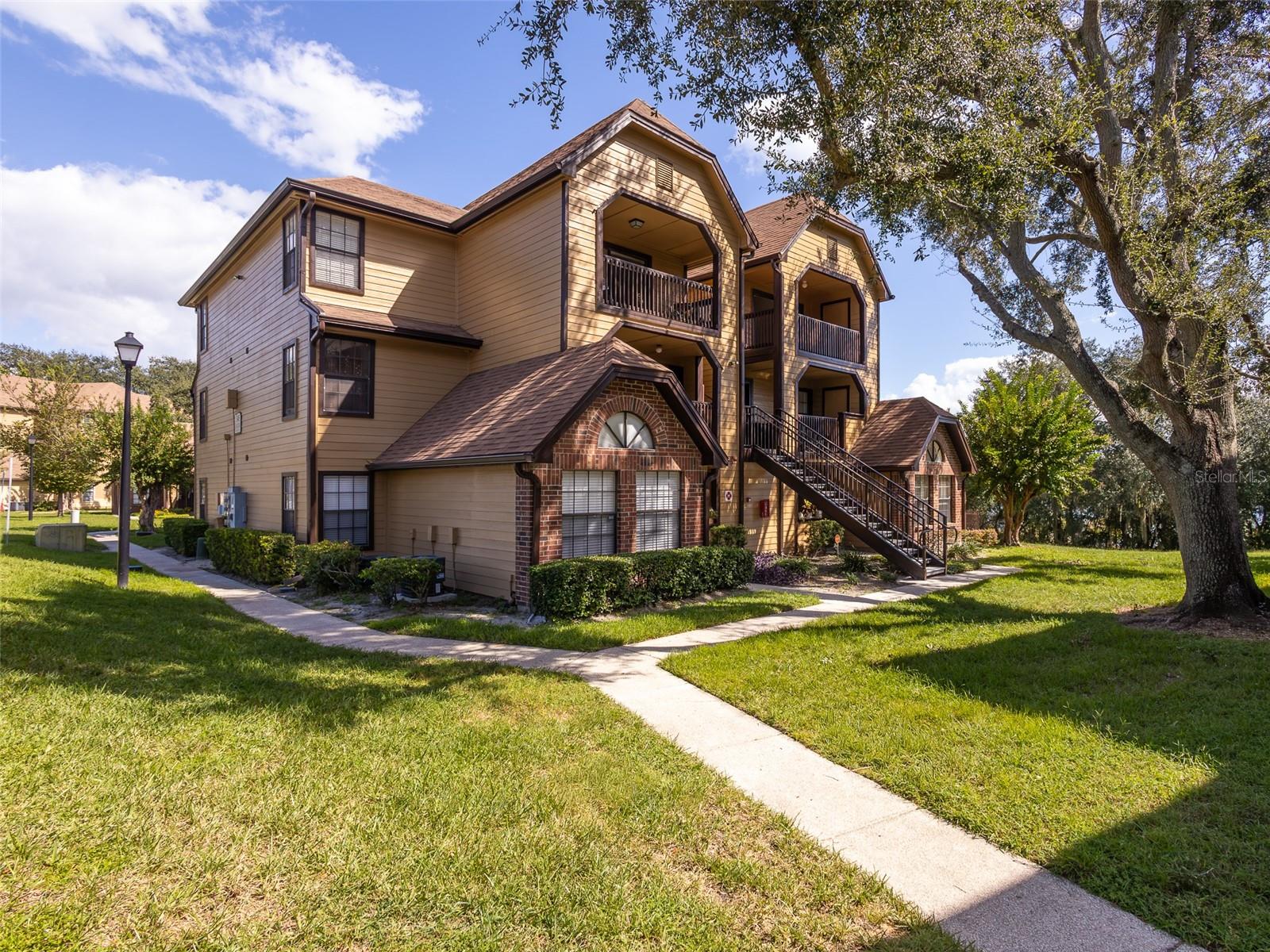Listing photo 2 for 345 Lakepointe Dr #302