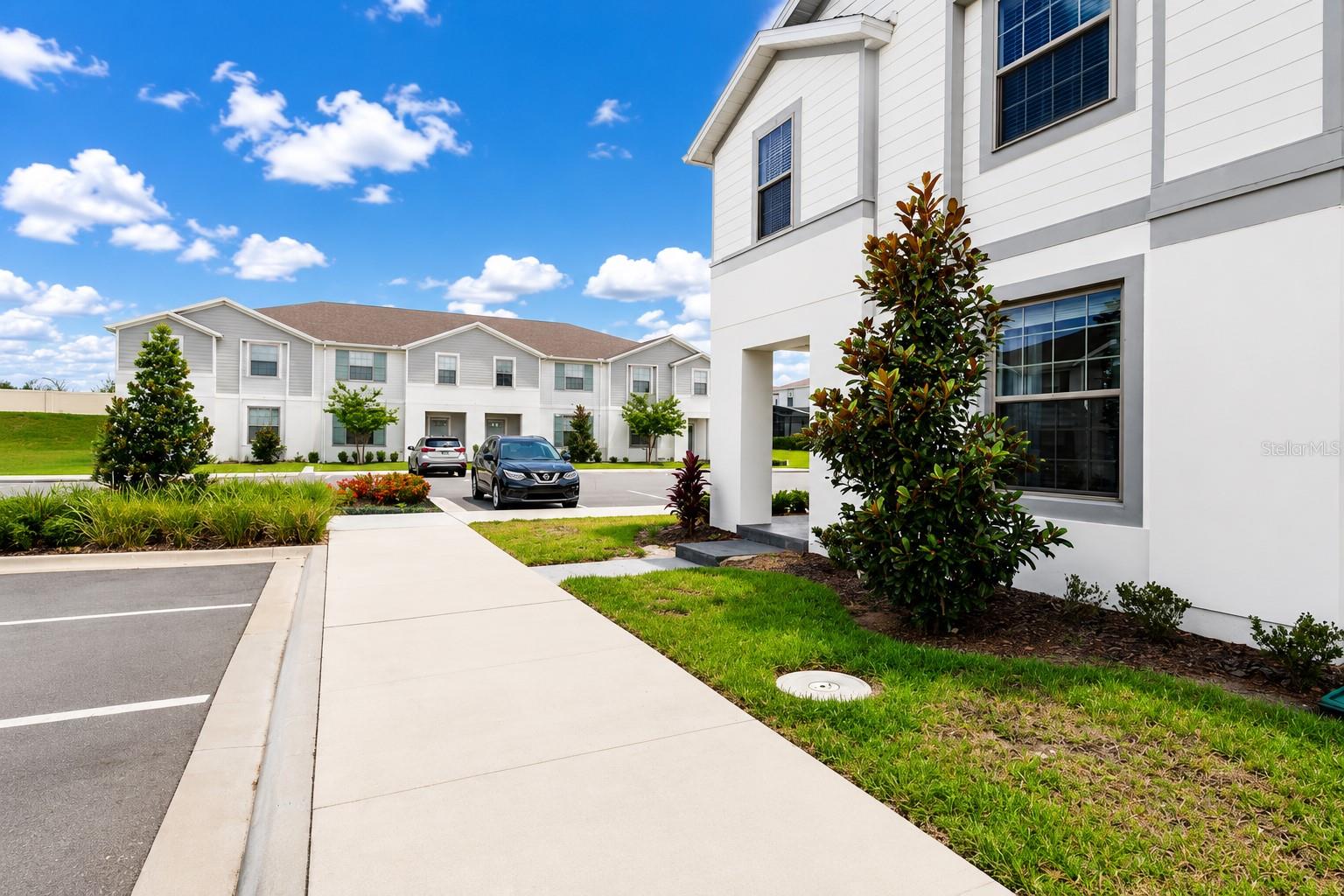 Listing photo 2 for 2441 Dubai St