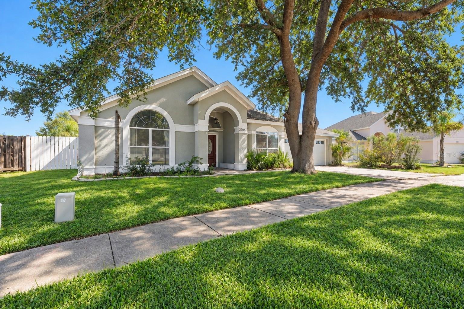 Listing photo 2 for 2906 Pembridge St