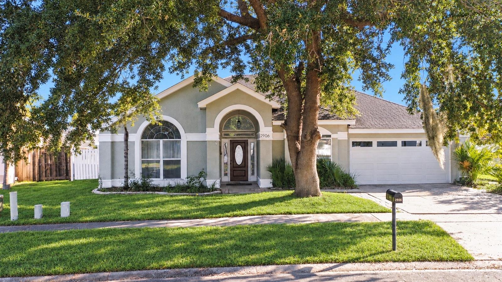 Listing photo 3 for 2906 Pembridge St
