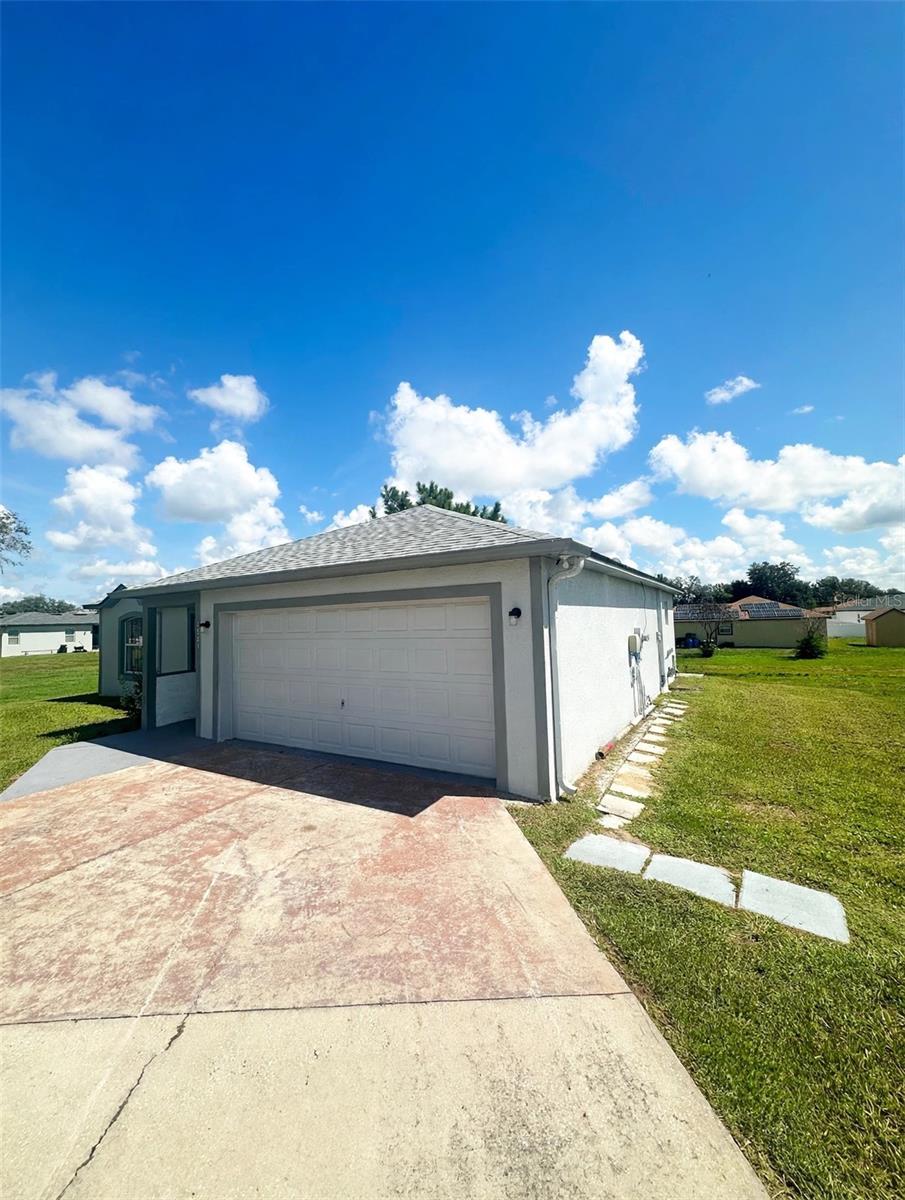Listing photo 3 for 1921 Drum Dr