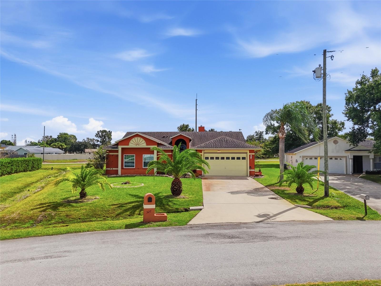 Listing photo 2 for 327 Edgewood Ct