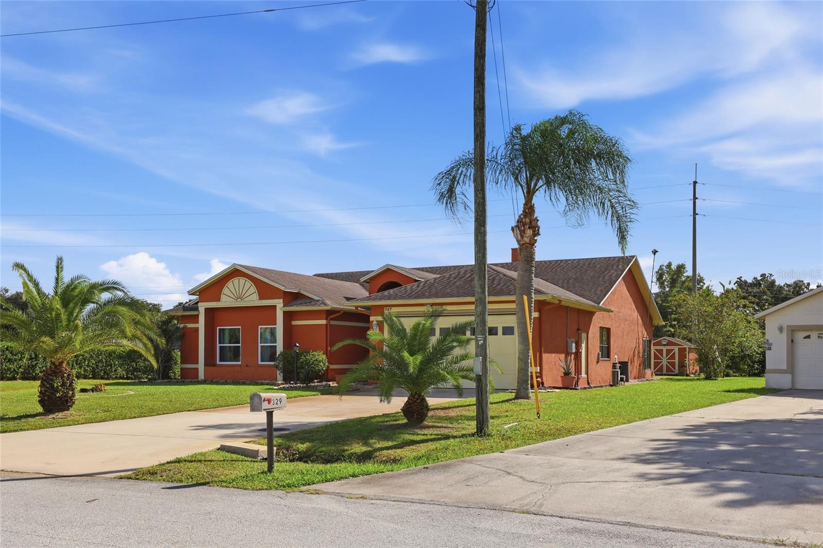 Listing photo 3 for 327 Edgewood Ct