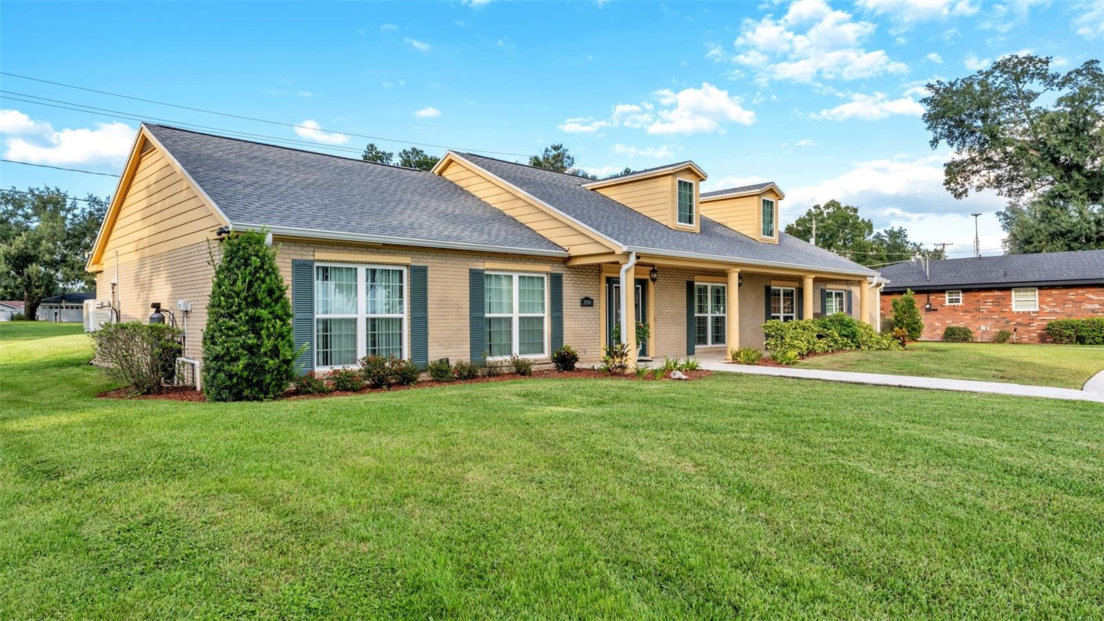Listing photo 3 for 2050 Lake Ariana Blvd