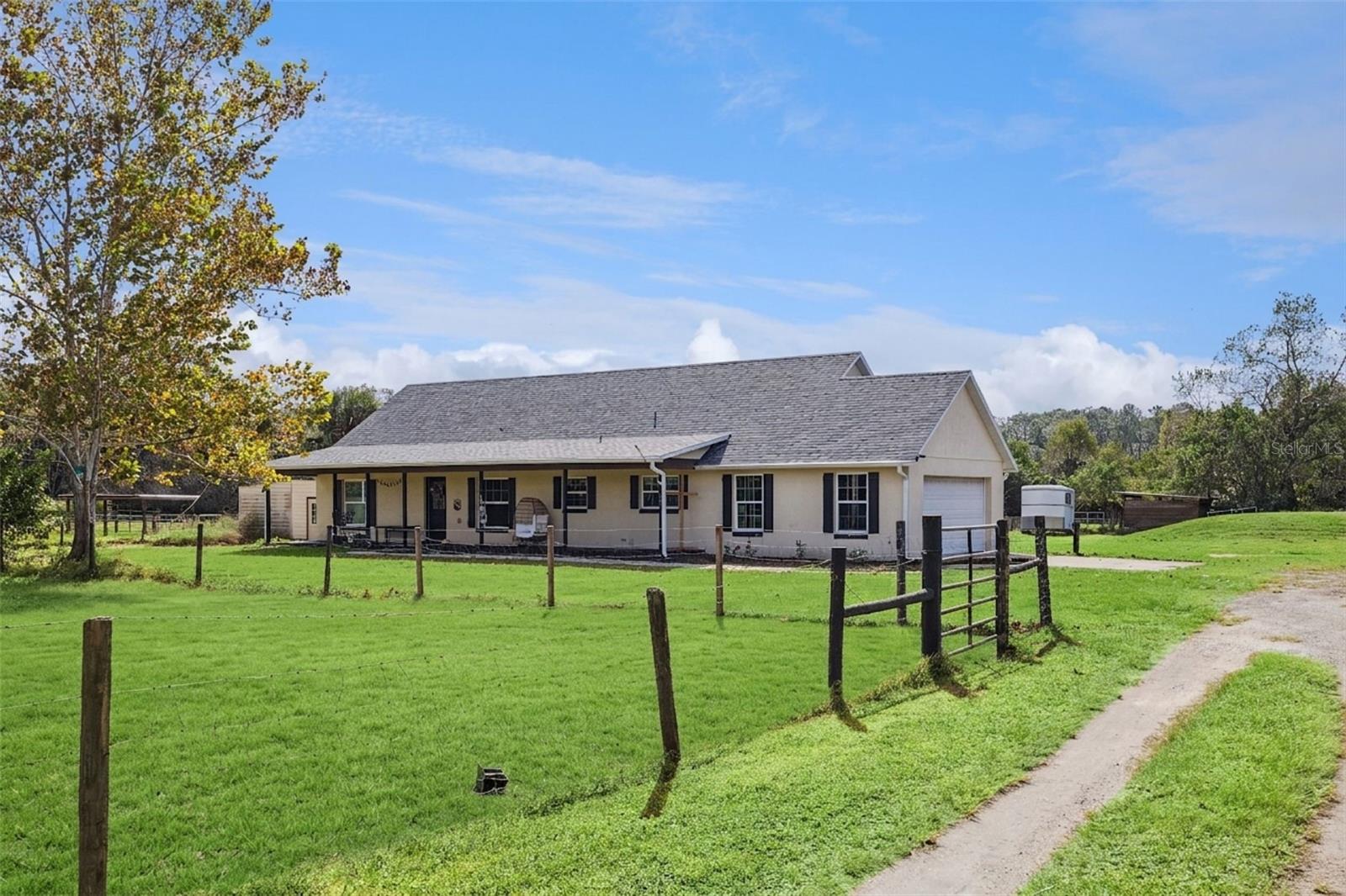 Listing photo 3 for 2760 E Osceola Rd