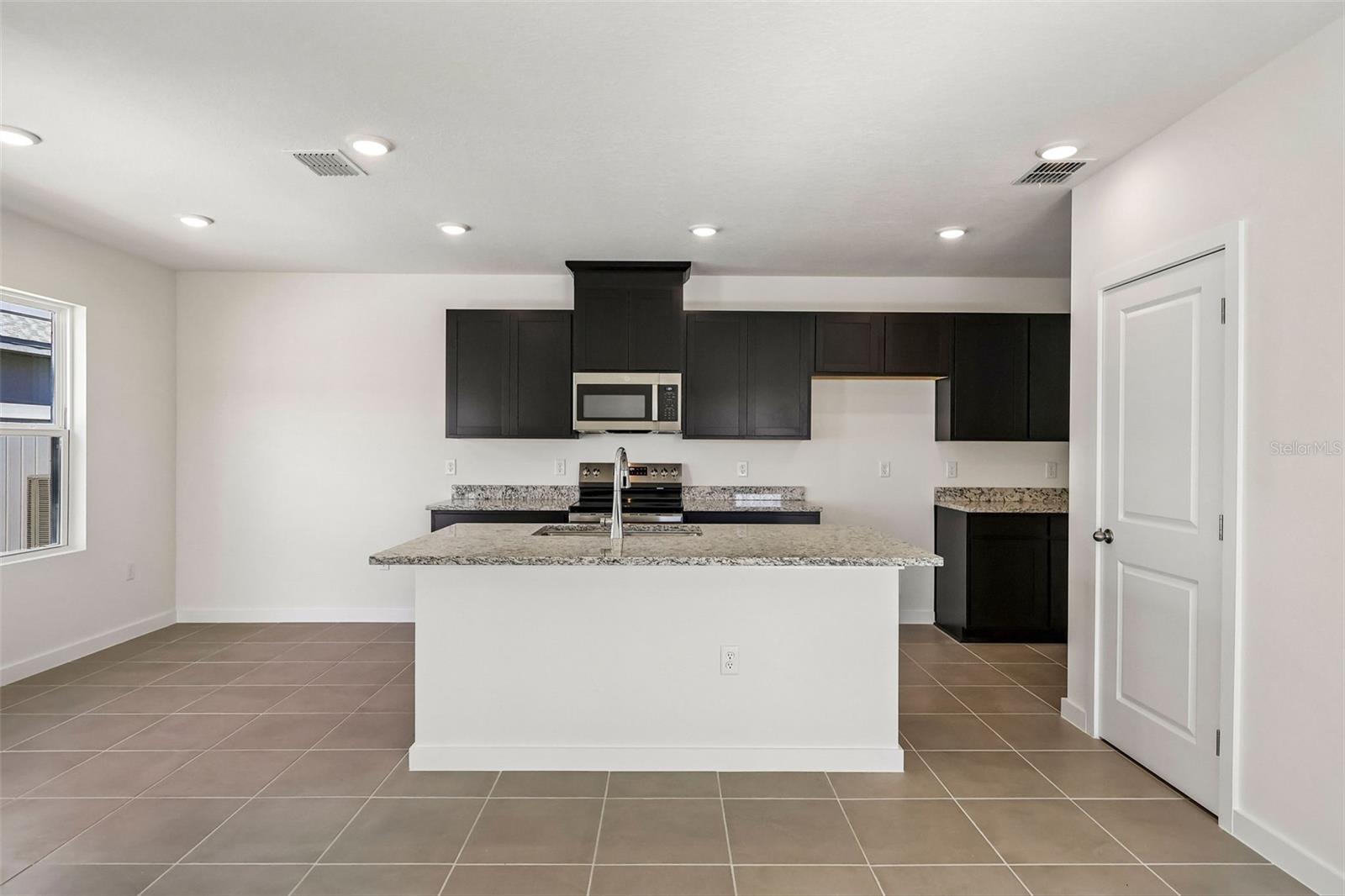 Listing photo 2 for 2732 Meadow Crest Dr
