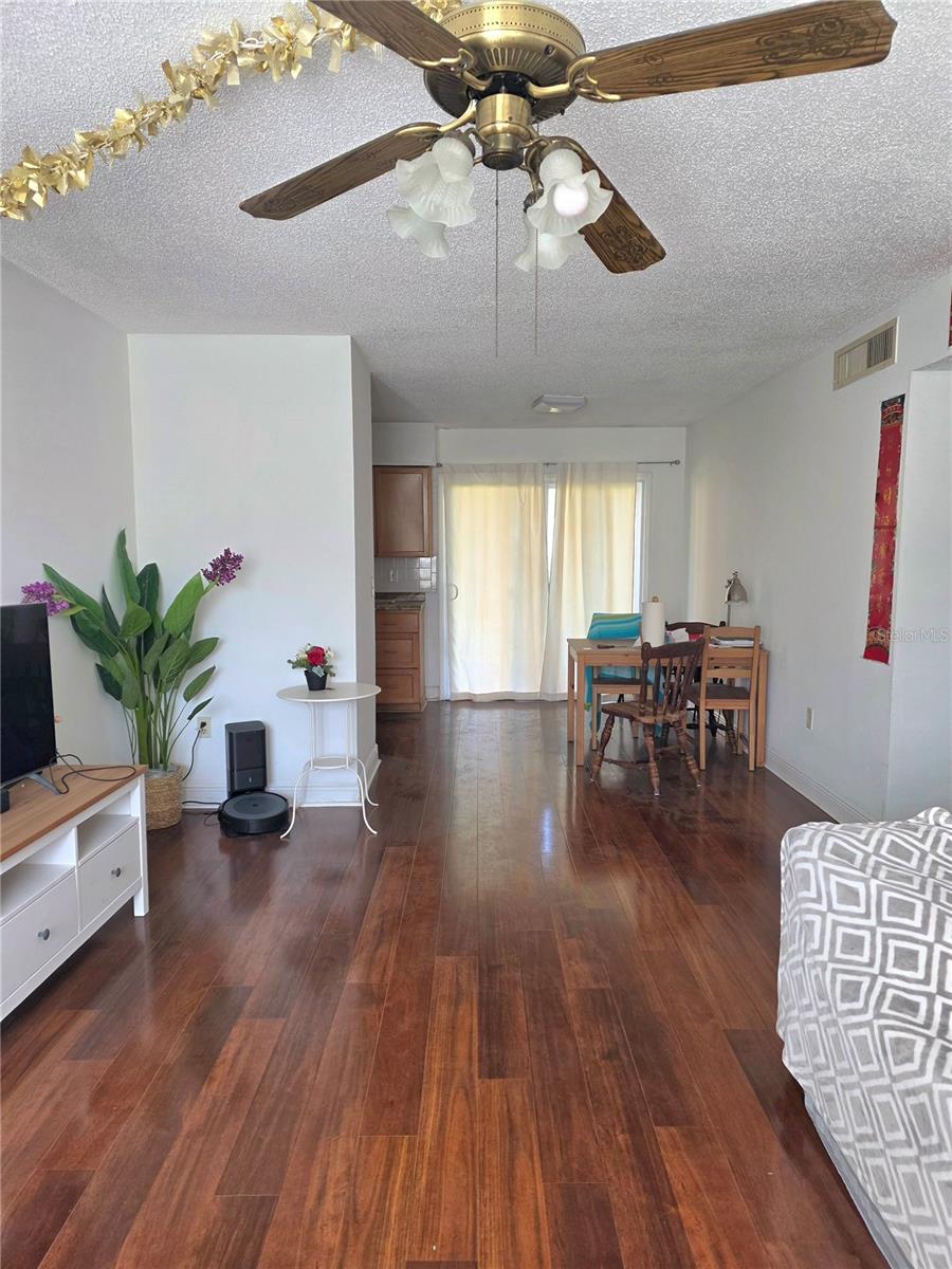 Listing photo 3 for 1920 E Edgewood Dr #a3