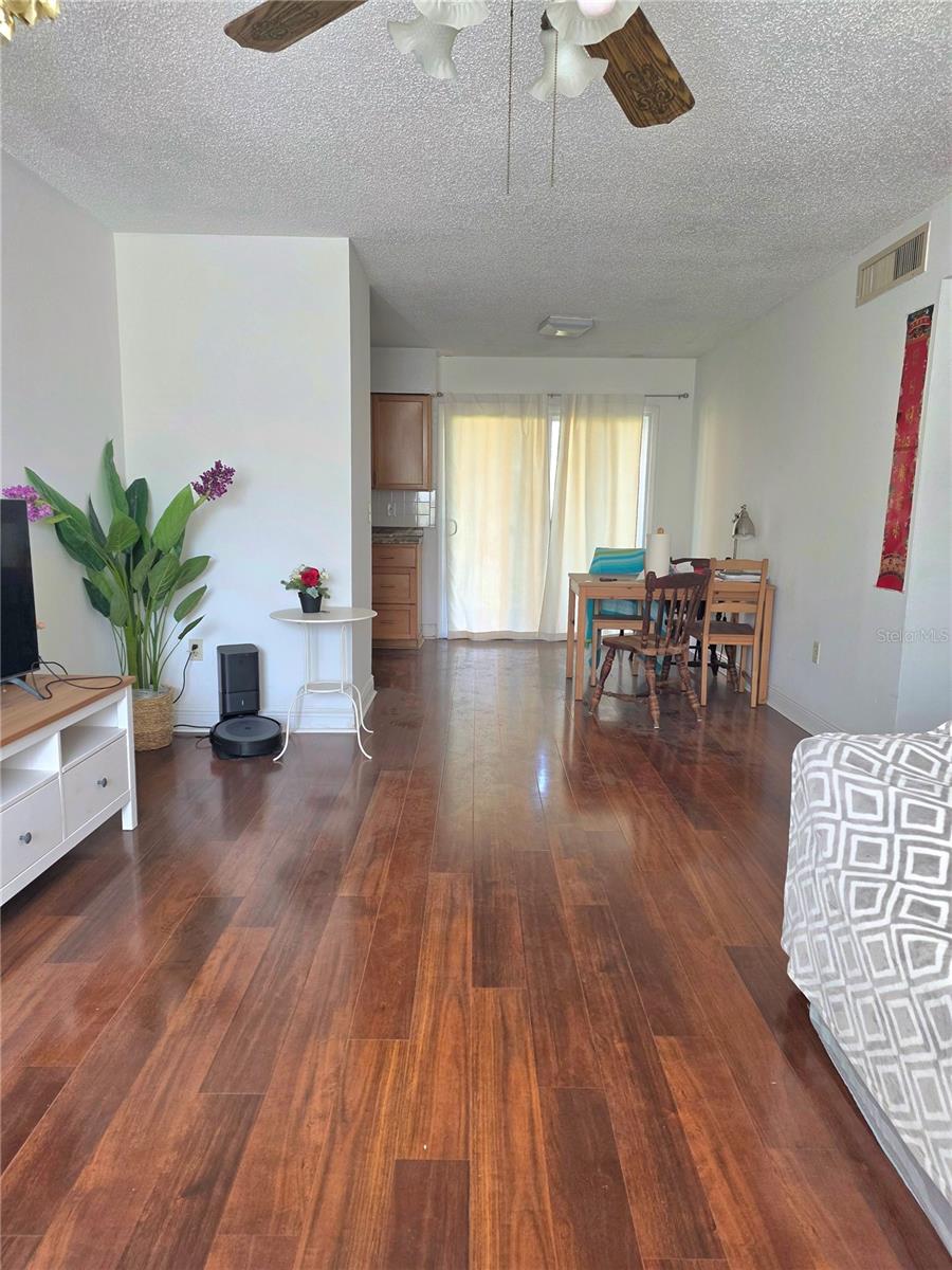 Listing photo 2 for 1920 E Edgewood Dr #a3