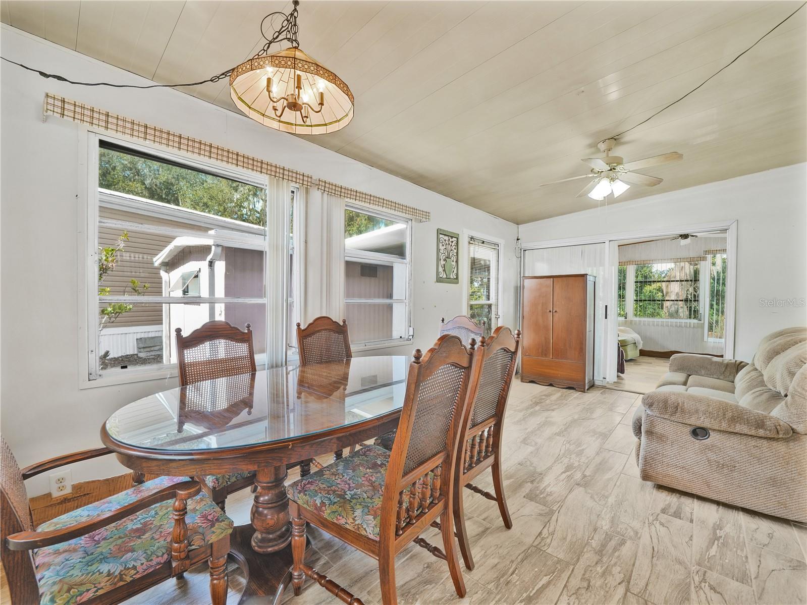 Listing photo 2 for 72 Silversides St