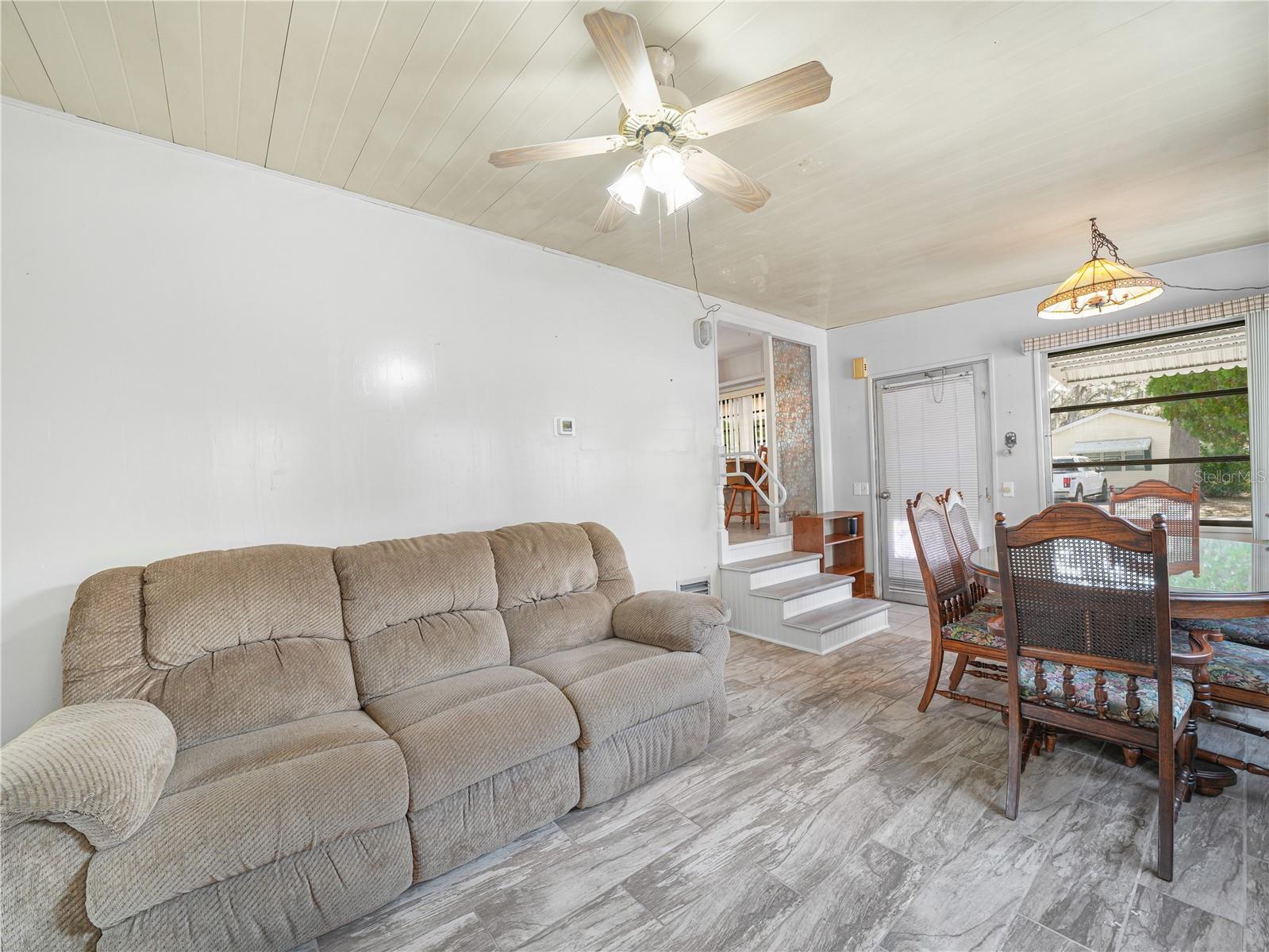 Listing photo 3 for 72 Silversides St