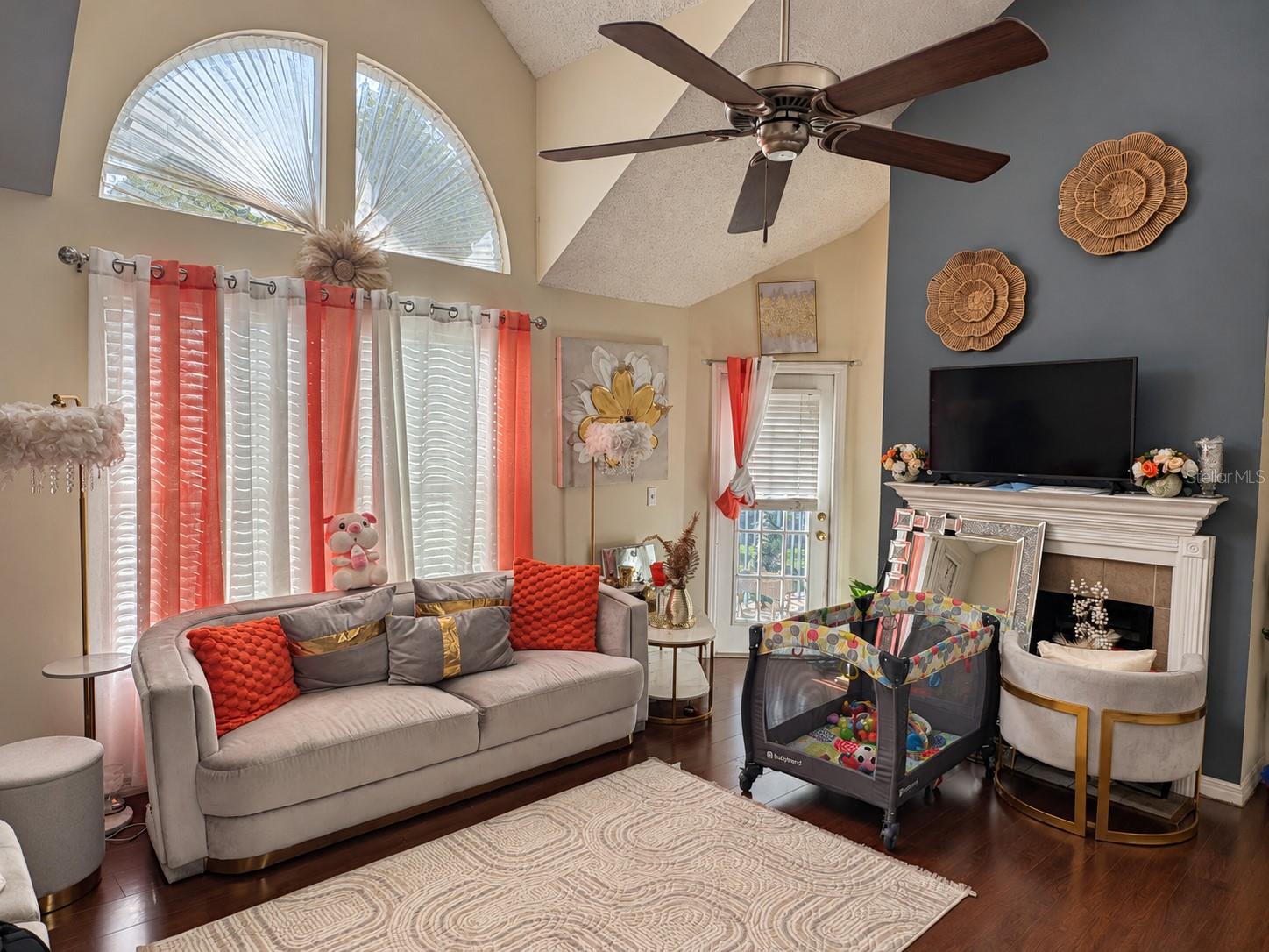 Listing photo 3 for 6100 Westgate Dr #202