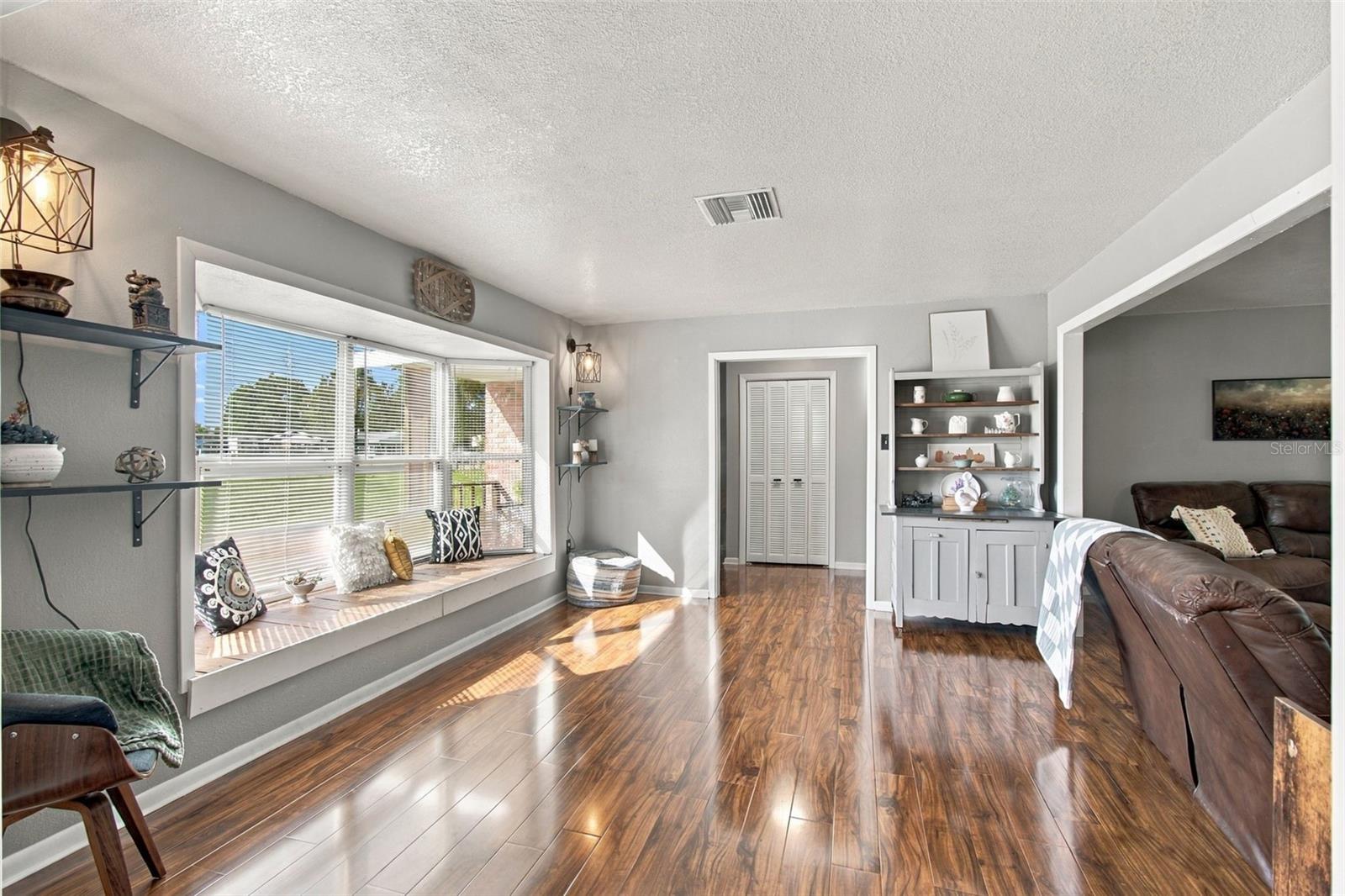 Listing photo 3 for 605 W Dees Rd