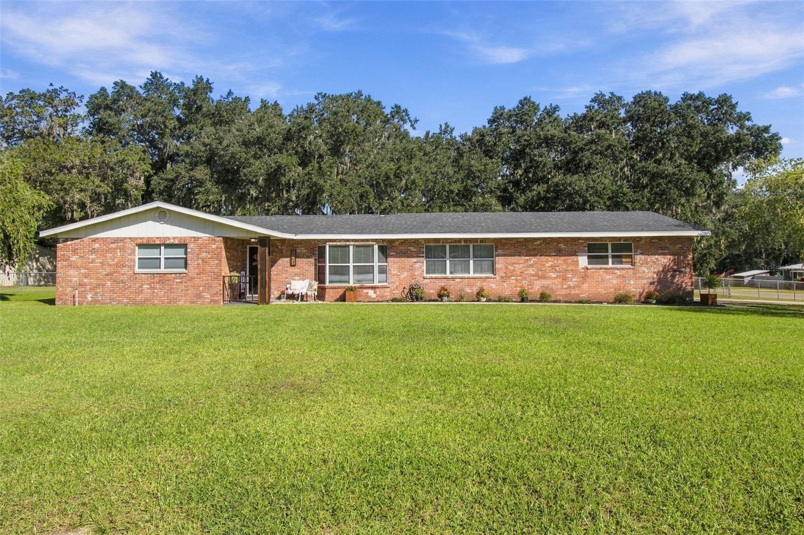 Listing photo 1 for 605 W Dees Rd