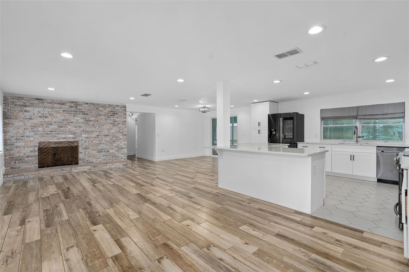 Listing photo 3 for 1130 W Lake Brantley Rd