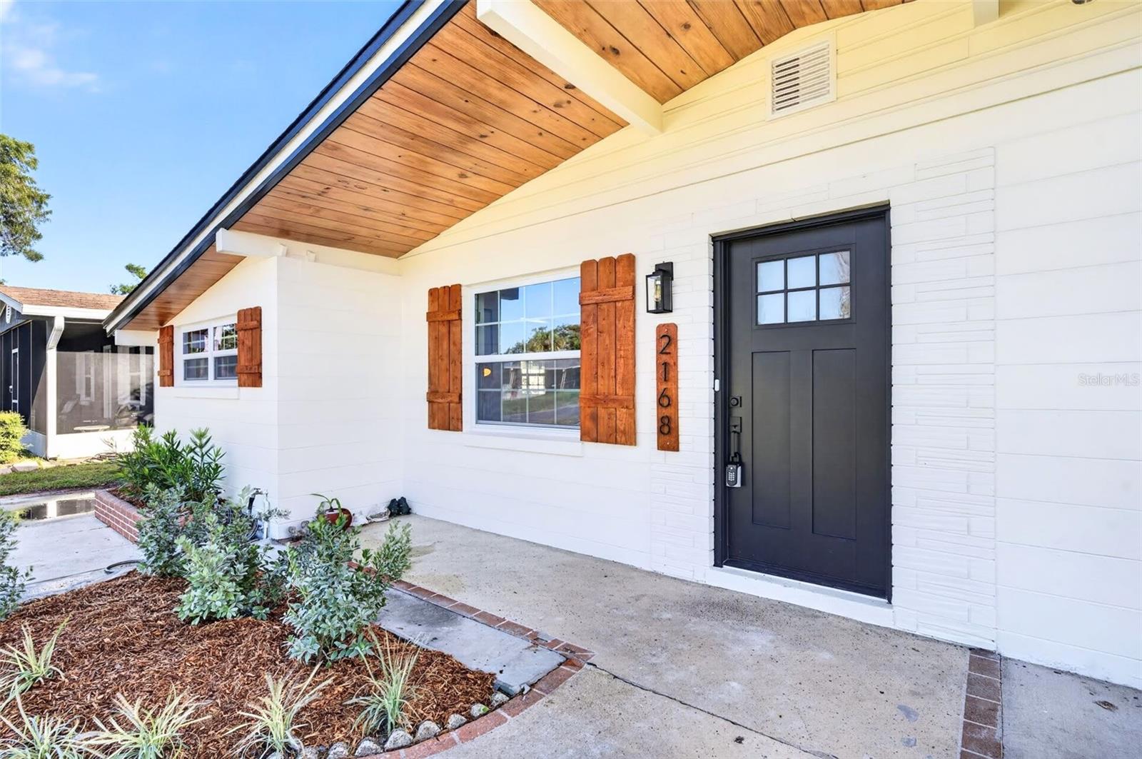 Listing photo 3 for 2169 Ridge Dr