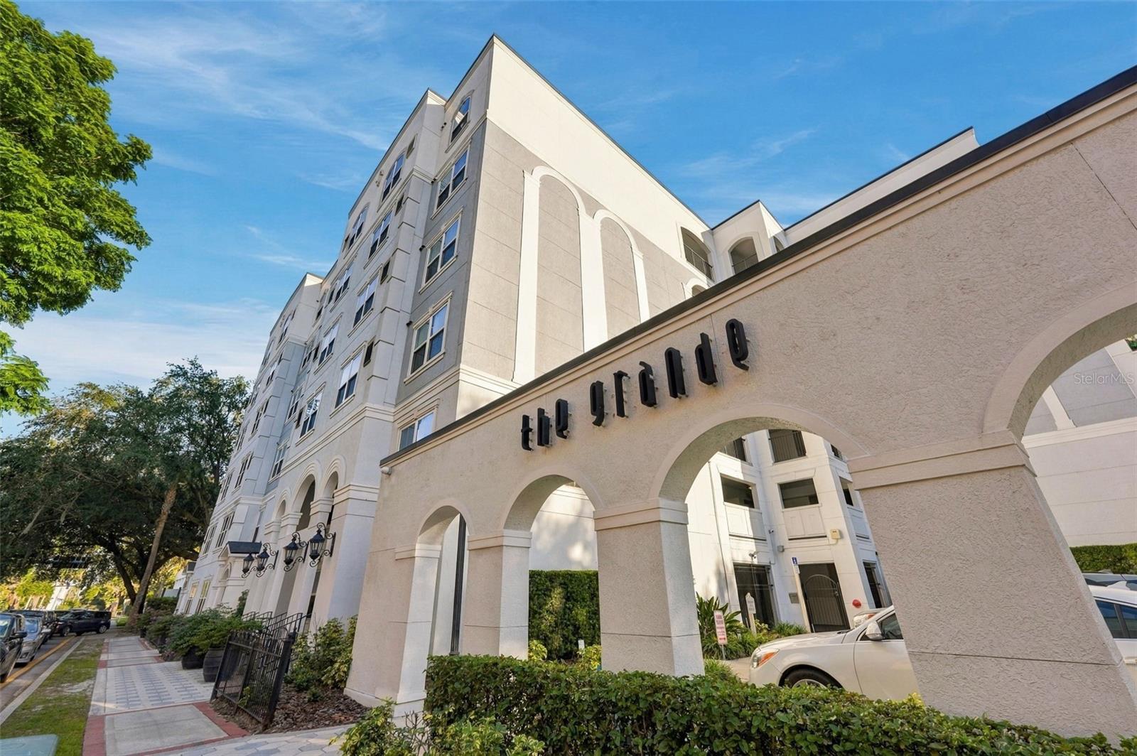 Listing photo 1 for 304 E South St #5023