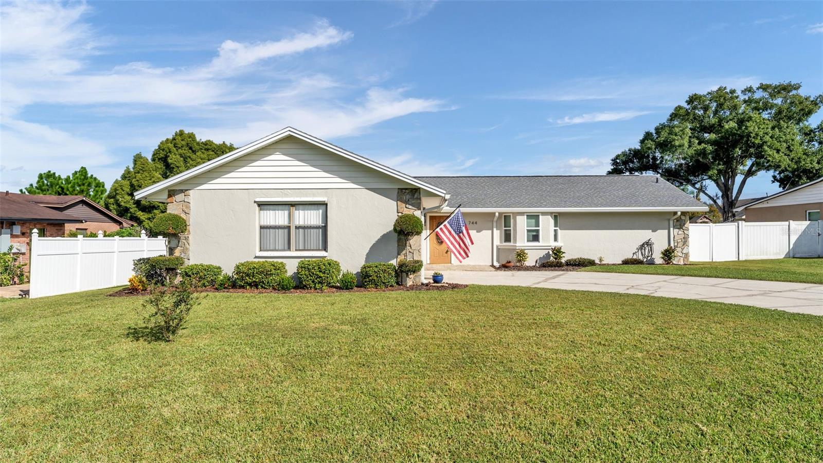Listing photo 3 for 744 Scott Lake Vlg N