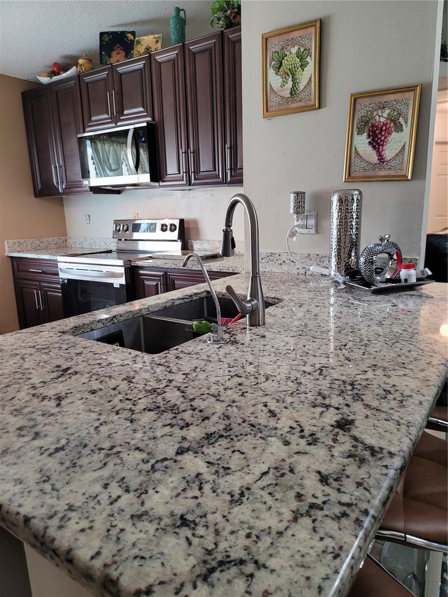 Listing photo 3 for 910 San Carlos Way