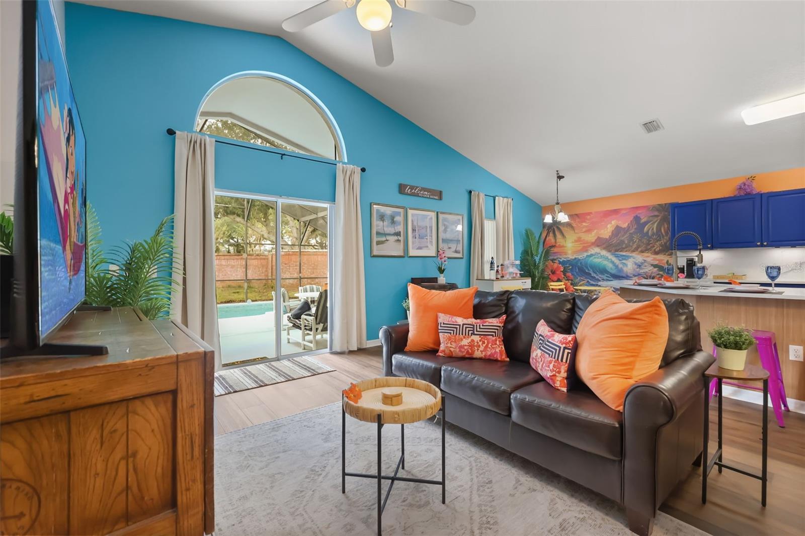 Listing photo 2 for 757 Balmoral Dr