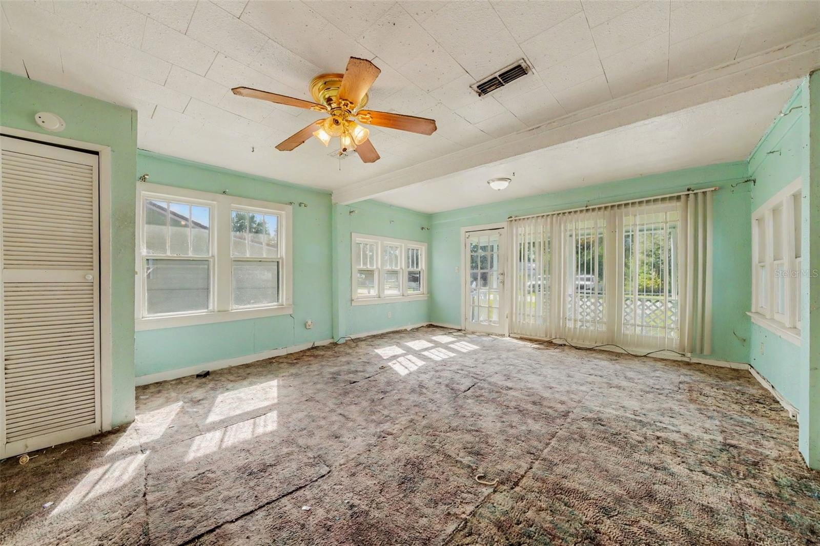 Listing photo 3 for 1557 Immokalee St