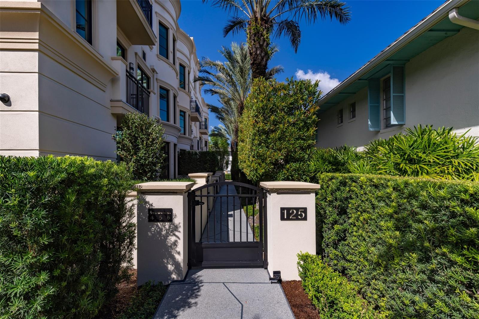 Listing photo 3 for 125 S Interlachen Ave #4