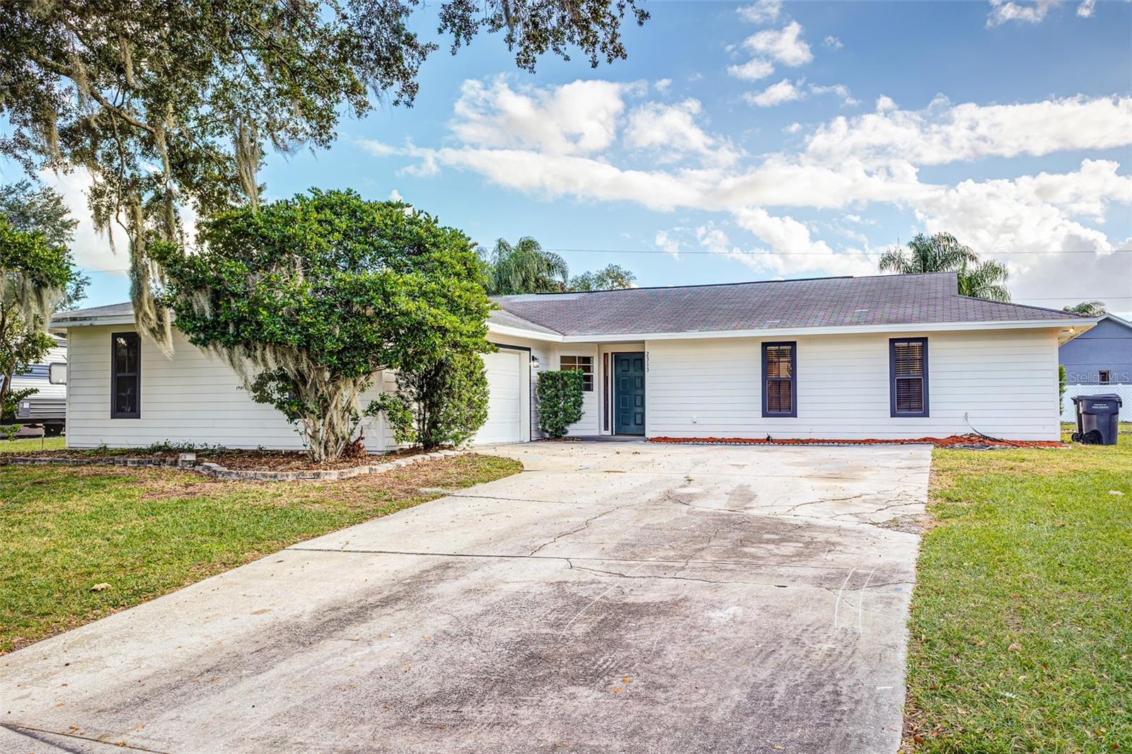 Listing photo 2 for 2313 Flaming Arrow Dr