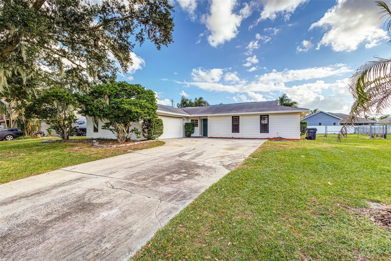 Listing photo 3 for 2313 Flaming Arrow Dr