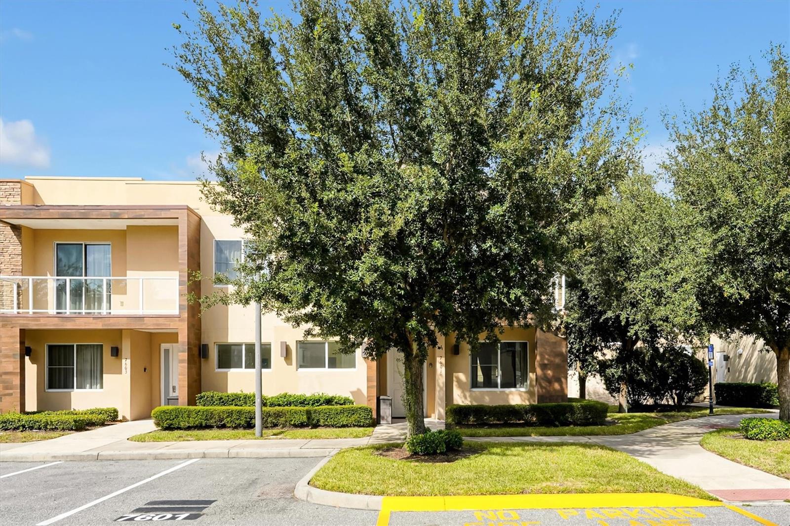 Listing photo 2 for 7601 Recife Dr