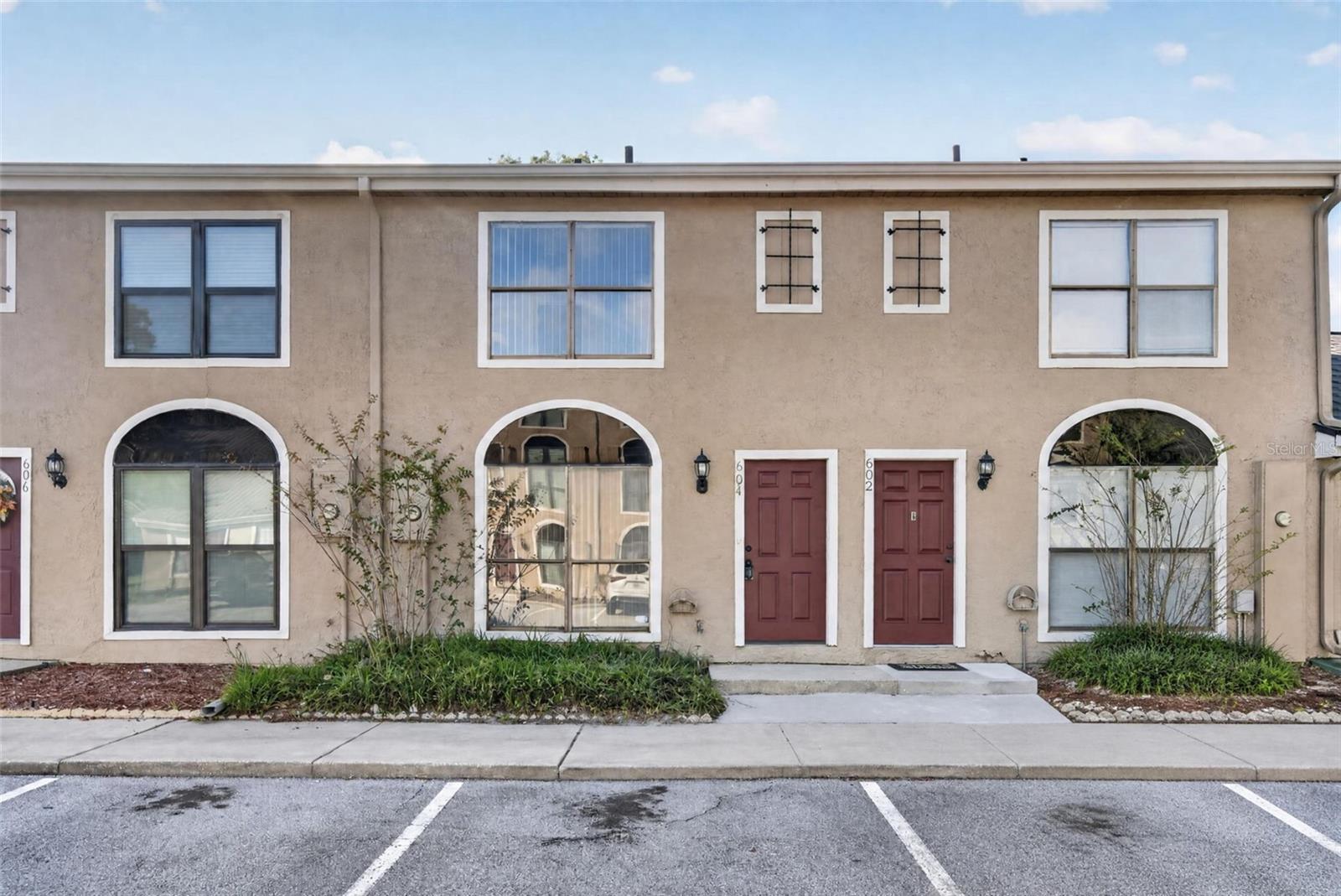 Listing photo 1 for 604 Casa Park Court G