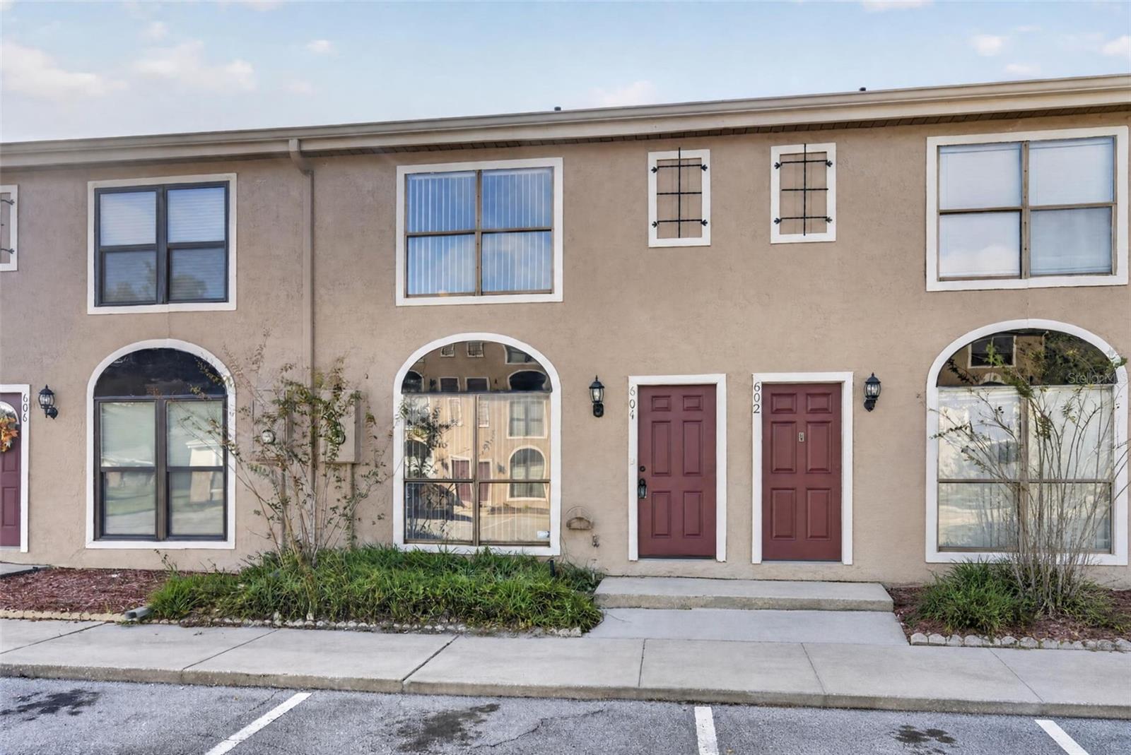 Listing photo 2 for 604 Casa Park Court G