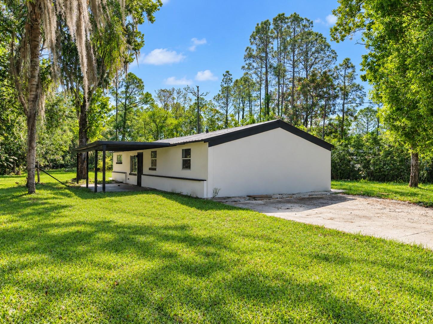 Listing photo 2 for 2765 N 6th St