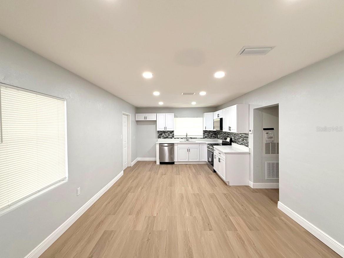 Listing photo 3 for 621 Westdale Ave