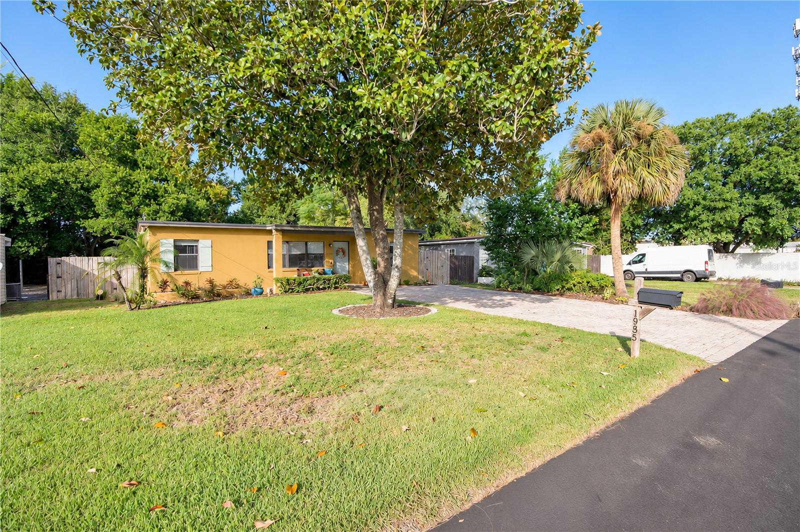 Listing photo 3 for 1935 Azalea Ave