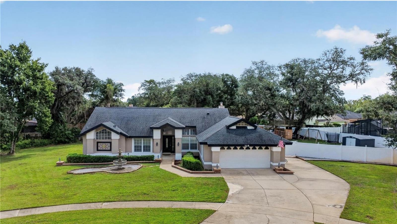 Listing photo 1 for 319 Oakwood Ct