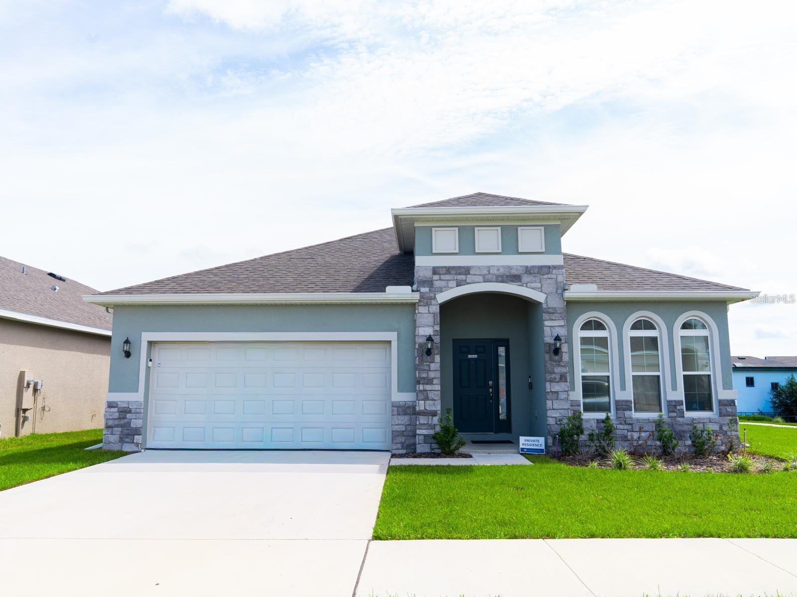 Listing photo 1 for 445 Silver Palm Dr